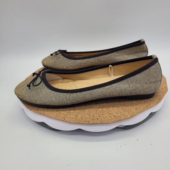 CL BY LAUNDRY Shimmering Gold Fabric Black Bow Ballet Flat Women's 7 - Picture 1 of 6